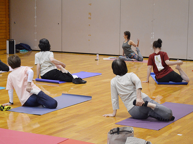 肩こり 腰痛 改善ヨガ １期 各種講習 教室 一般財団法人帯広市文化スポーツ振興財団